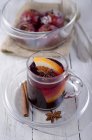 Vino caliente con naranja y especias, manzanas escalfadas de vino tinto de fondo — Stock Photo