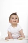 Bébé garçon souriant regardant vers le haut sur fond blanc — Photo de stock