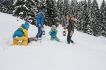 Autriche, État de Salzbourg, Altenmarkt-Zauchensee, Randonnée en famille dans la neige, traîneau à neige — Photo de stock