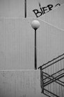 Alemania, Hesse, Wiesbaden, Escaleras abstractas con lámpara - foto de stock