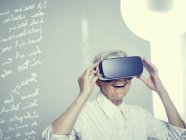 Donna anziana che indossa occhiali di realtà virtuale — Foto stock