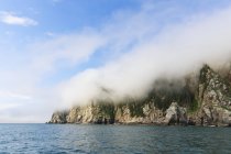 USA, Alaska, Seward, Resurrection Bay, roccia nascosta dietro una nuvola — Foto stock