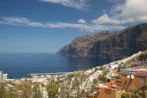 España, Islas Canarias, Tenerife, Los Gigantes, vista a la costa empinada - foto de stock