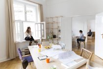 Profissionais criativos trabalhando em escritório moderno — Fotografia de Stock