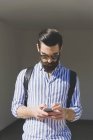 Mann benutzt Smartphone — Stockfoto