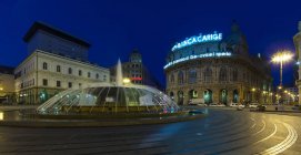 Itália, Génova, Piazza de Ferrari, Palazzo della Regione Liguria à noite — Fotografia de Stock
