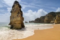 Formazione rocciosa sulla spiaggia di Dona Ana — Foto stock