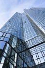 Vue du bas de la façade du gratte-ciel Deutsche Bank, Francfort, Allemagne — Photo de stock