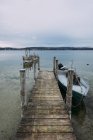 Germania, Baden-Wuerttemberg, Lago di Costanza, Iznang, Molo di legno e barca ormeggiata — Foto stock