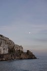 Italia, Amalfi, vista a la costa al atardecer sobre el agua - foto de stock