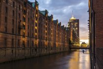 Німеччина, Гамбург, старі складський район у сутінках, захід сонця — стокове фото