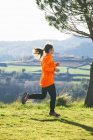 Giovane jogger femminile in movimento — Foto stock