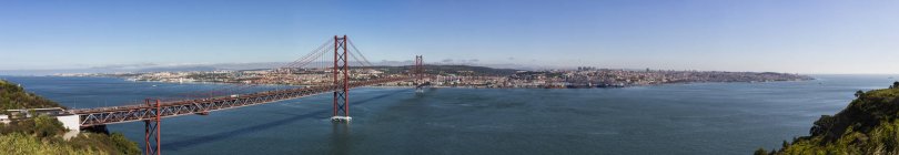 Portogallo, Lisbona, Veduta del ponte 25 de Abril sul fiume Tago — Foto stock