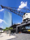 Deutschland, Hessen, Frankfurt, Neubau der Europäischen Zentralbank mit altem Hafenkran im Vordergrund — Stockfoto