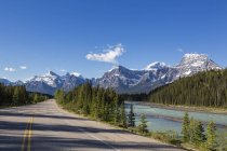 Canada, Alberta, parc national Jasper, parc national Banff, promenade des Glaciers le long de la rivière Athabasca — Photo de stock