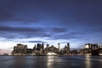 Estados Unidos, Nueva York, Vista desde Brooklyn a Manhattan, Puente Manhatten, hora azul - foto de stock