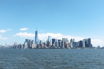 Вид на Манхеттен та Іст-Рівер в денний час, Нью-Йорк, США — стокове фото