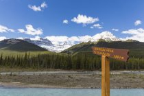 Canada, Alberta, parc national Jasper, parc national Banff, promenade des Glaciers, panneau à la rivière Athabasca — Photo de stock