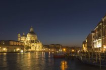 Italia, Venezia, Chiesa di Santa Maria della Salute al Canale Grande illuminata di notte — Foto stock