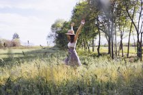 Счастливая молодая женщина на лугу весной — стоковое фото