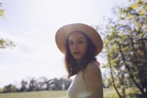 Портрет молодой женщины в соломенной шляпе в природе — стоковое фото