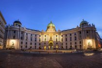 Austria, Viena, Ciew al Palacio de Hofburg iluminado al atardecer - foto de stock