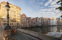 Alemania, Hamburgo, Nikolaifleet al amanecer y poste de luz en primer plano - foto de stock