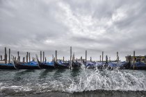 Italia, Venecia, las góndolas y la iglesia San Giorgio Maggiore en alta marca de agua - foto de stock