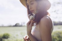 Junge Frau mit Gänseblümchen — Stockfoto