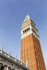 Italien, Venedig, der Glockenturm der Markuskirche am Tage — Stockfoto