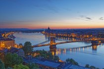 Hungria, Budapeste, rio Danúbio, edifício do Parlamento e Ponte da Cadeia, resplendor — Fotografia de Stock