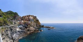Itália, Cinque Terre, Província de La Spezia, Ligúria, Riomaggiore, Manarola, costa e casas — Fotografia de Stock