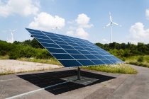 Germania, Renania Palantina, Morbach, Pannello solare e turbine eoliche — Foto stock