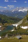 Áustria, Estíria, Distrito de Liezen, Tauern, Vista para Dachstein, Lago Spiegelsee durante o dia — Fotografia de Stock