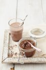 Mousse au Chocolat in barattolo e cioccolata calda su piatto di legno — Foto stock