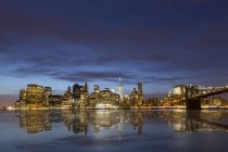 Estados Unidos, Nueva York, Vista desde Brooklyn a Manhattan, Manhattan Bridge iluminado a la hora azul - foto de stock