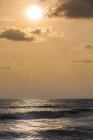 Шри-Ланка, Западная провинция, Васкадува, Закат над океаном — стоковое фото