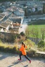 Jovem jogger feminino em movimento — Fotografia de Stock