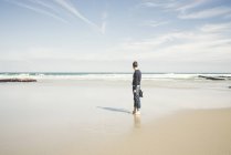 Іспанія, Ribadeo, хлопець на пляжі Лас Catedrales на день весни — стокове фото