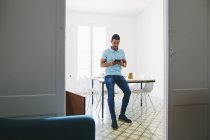 Joven empresario utilizando tableta digital en la oficina - foto de stock
