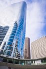 Estados Unidos, Texas, Houston, vista a edificios de gran altura con pasarela en Smith Street - foto de stock