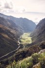 Perù, Huaraz, vista a valle con fiume a piedi circondato da scogliere — Foto stock