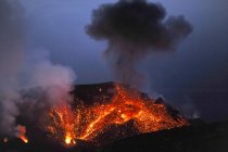 Italy, Stromboli, glowing lava and smoke of Stromboli volcano — Stock Photo
