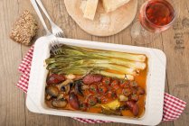 Piatto mediterraneo a basso contenuto di carboidrati con salsiccia e verdure Chorizo — Foto stock