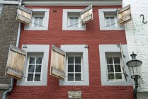 Pays-Bas, Limbourg, Maastricht, Façade d'une maison avec volets ouverts — Photo de stock