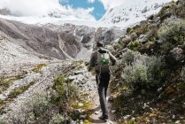 Peru, Huaraz, Parque Nacional Huascaran, homem em uma caminhada — Fotografia de Stock