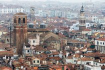 Италия, Венеция, Вид из Кампаниле на крыши домов — стоковое фото