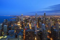 Высокий вид на город с башни Джона Хэнкока в вечерние сумерки, Чикаго, Иллинойс. США — стоковое фото