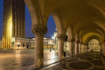 Italia, Venezia, Piazza San Marco, Colonnato di Palazzo Ducale di notte — Foto stock