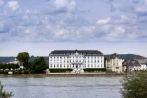 Alemania, Renania Palatinado, Neuwied, Vista del castillo de Engers en el río Rin - foto de stock